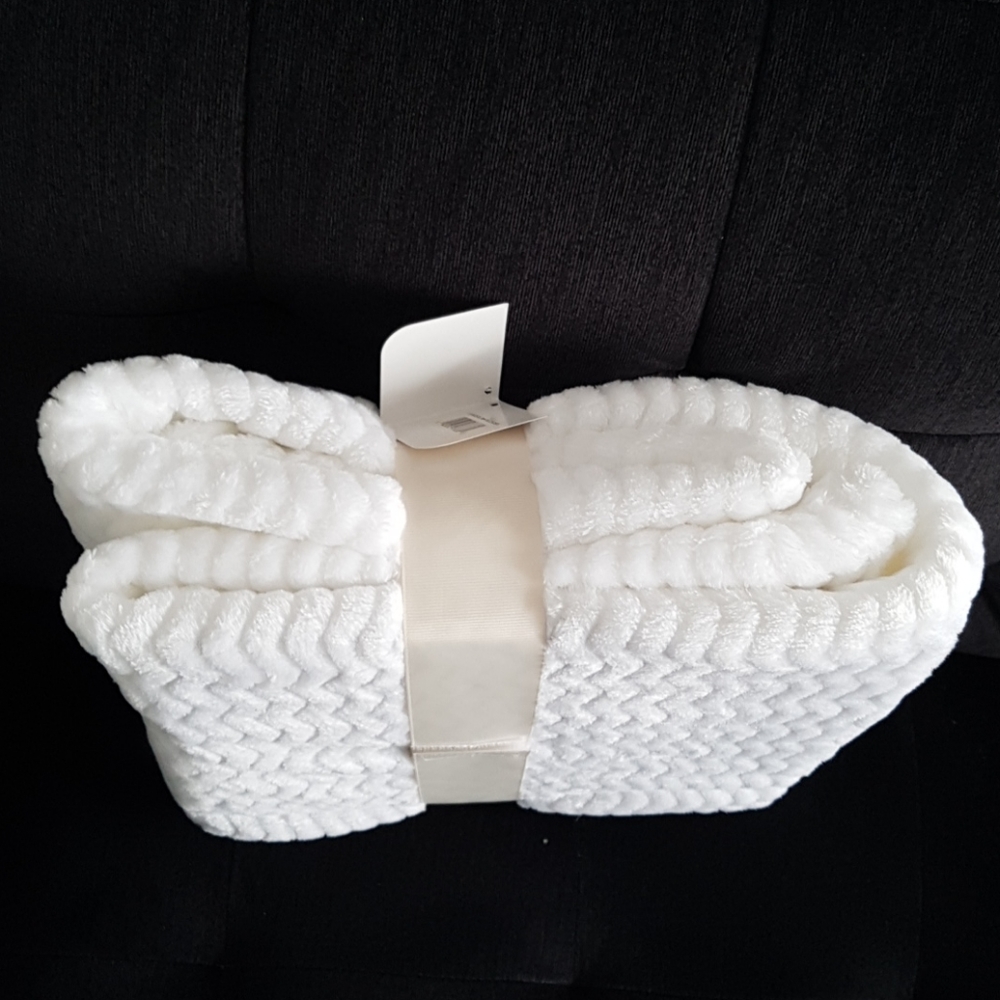 NEW COZY ACCENTS Super Soft Throw Blanket - Picture 4 of 5